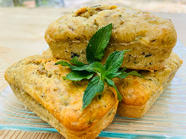 Mini cakes courgette, olive, menthe et parmesan